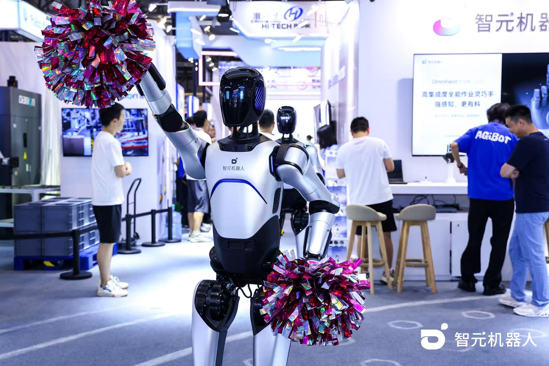 k8·凯发机器人 WAIC 首日展台火爆，机器人家族集体打工忙不停